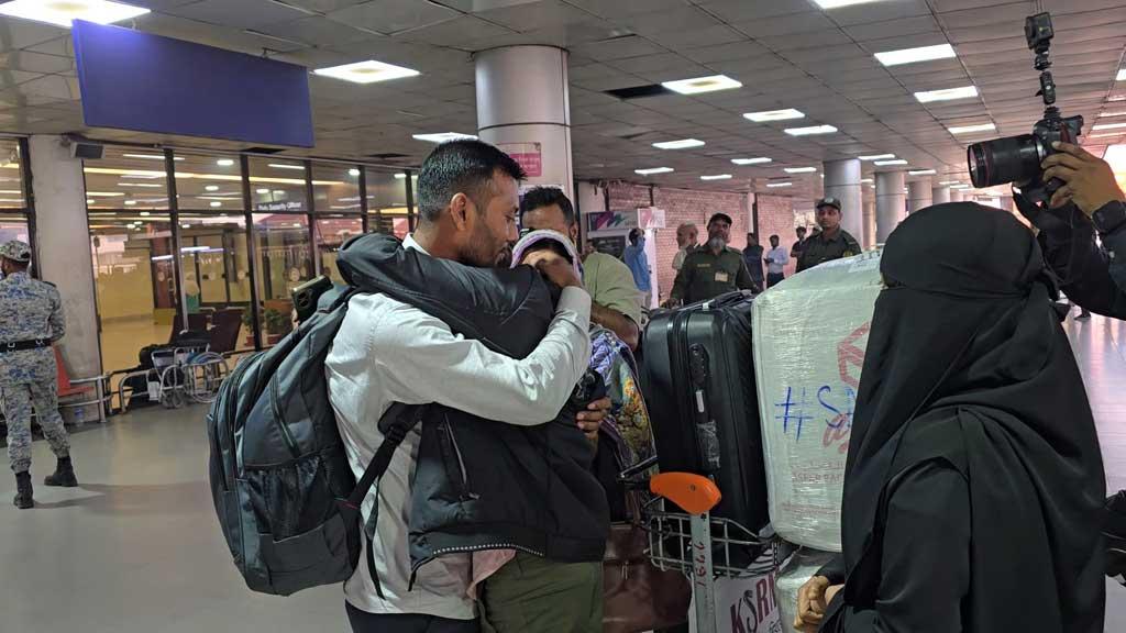 দুবাইয়ে আটকা পড়া ৩৭৮ যাত্রী নিয়ে দেশে ফিরল ইউএস-বাংলার বিশেষ ফ্লাইট