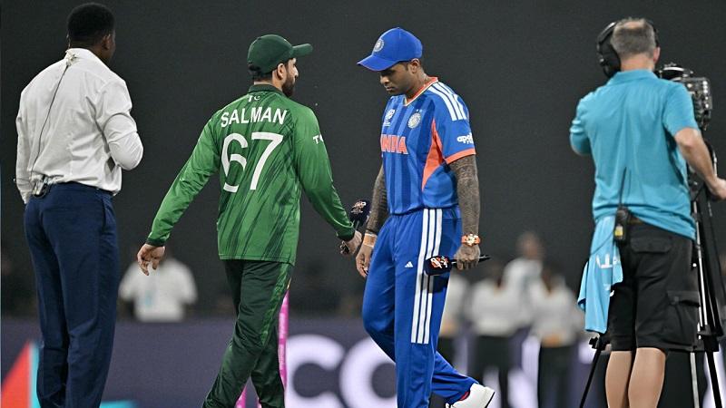 টি-টোয়েন্টি বিশ্বকাপেও হ্যান্ডশেক করলেন না ভারত-পাকিস্তান অধিনায়ক