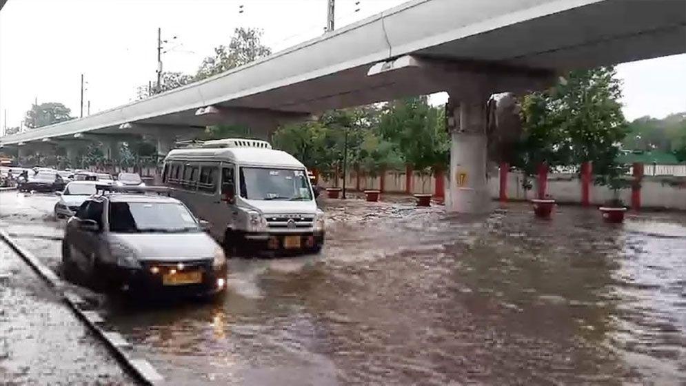 দিল্লিতে ভারী বৃষ্টিতে বিমান চলাচল বিঘ্ন, ব্যাপক দুর্ভোগ